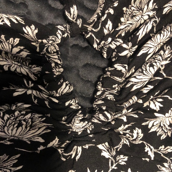 Jacqueline Conoir Blk w/Wh Floral Halter Top - Picture 2 of 8